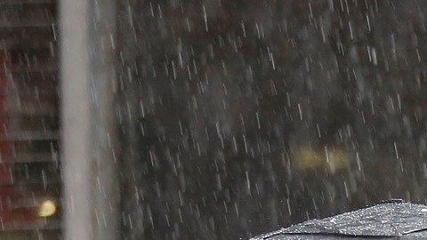 Así se protegen los angelinos de la lluvia.