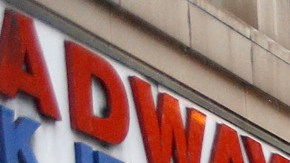 Angelinos se protegen de la lluvia en el centro de la ciudad. /AURELIA VENTURA