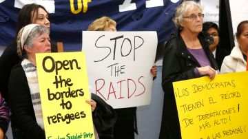 Activistas angelinos piden al gobierno federal detener las redadas que aterrorizan a inmigrantes del sur de California. (Aurelia Ventura/La Opinión)