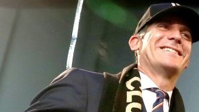 El alcande de Los Ángeles, Eric Garcetti, junto con los propietarios del club presentan la identidad del LAFC.