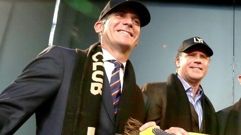 El alcande de Los Ángeles, Eric Garcetti, junto con los propietarios del club presentan la identidad del LAFC.