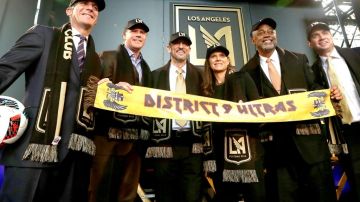 El alcande de Los Ángeles, Eric Garcetti, junto con los propietarios del club presentan la identidad del LAFC.