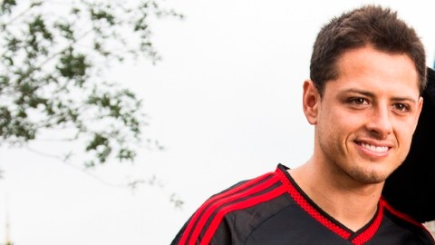 El futbolista Mexicano Javier Hernández junto con Mickey Mouse en Walt Disney World en Florida.