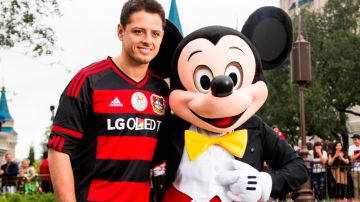 El futbolista Mexicano Javier Hernández junto con Mickey Mouse en Walt Disney World en Florida.