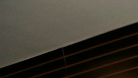 Gerardo Leon (der.), gerente de la tienda West Wear en Huntington Park,ayuda a un cliente a elegir una camisa de 'El Chapo' Guzmán. /  Aurelia Ventura