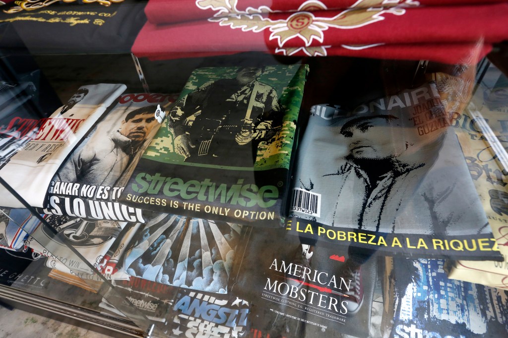 Mercancía de El 'Chapo' Guzmán a la venta en West Wear de Huntington Park. /Aurelia Ventura