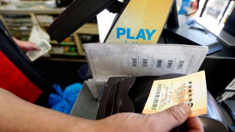 Muchos jugadores de lotería confían en sus combinaciones de números.