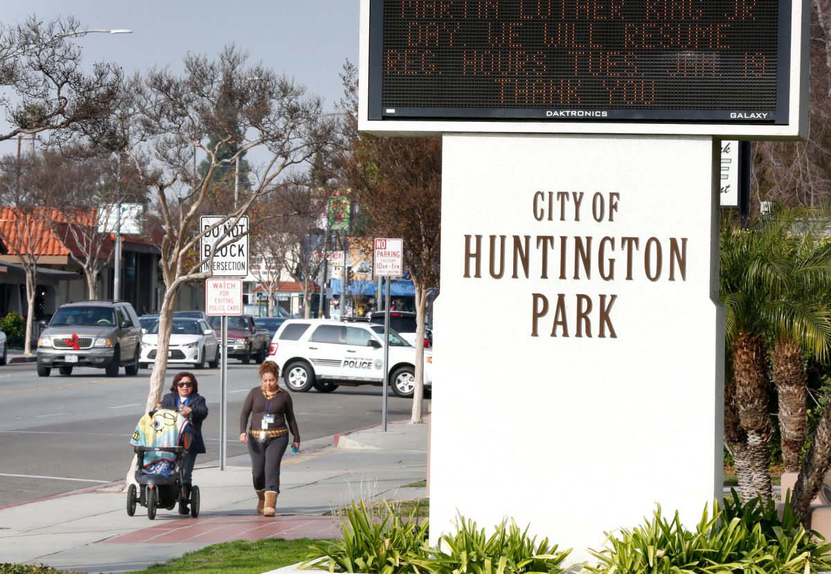 Residente caminan al lado del Ayuntamiento de Huntington Park. /AURELIA VENTURA