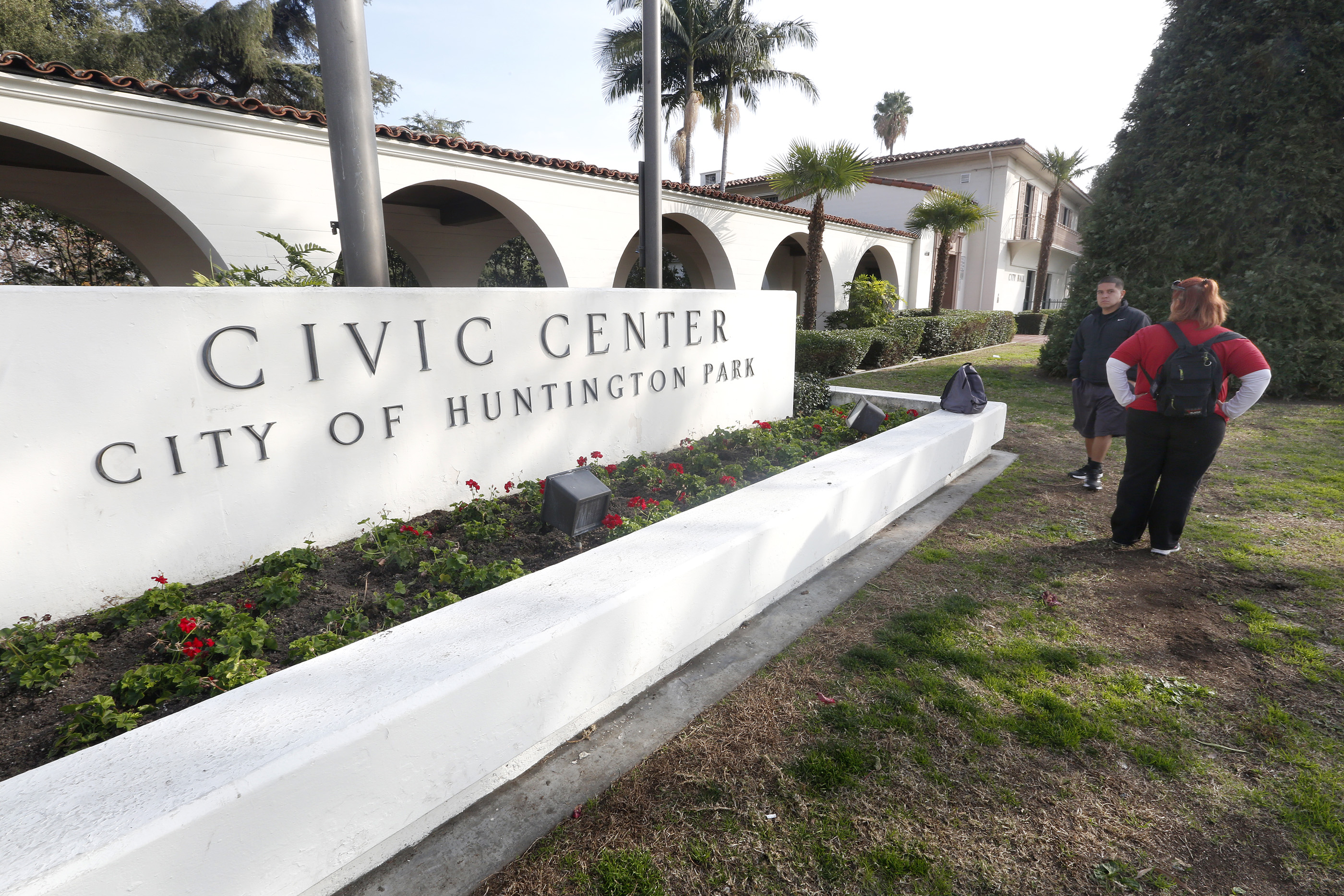 Un grupo de personas han pedido destituir a cuatro de los cinco concejales en el Cabildo de Huntington Park. /AURELIA VENTURA