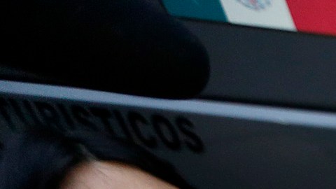 Julián Borjón abraza a su madre, Juana Borjón, a quien no veía desde hace 25 años. /AURELIA VENTURA