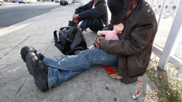 01/20/16 / LOS ANGELES/Homeless sit next to an encampment near Wilshire and Hoover in Los Angeles. A growing number of displaced people are spreading out from downtown Los Angeles in an effort to escape the violence of skid row. (Photo by Aurelia Ventura/La Opinion)