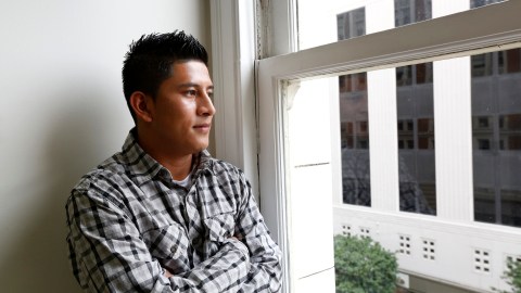 Juan López salió huyendo de la violencia de las maras en su natal El Salvador. / AURELIA VENTURA