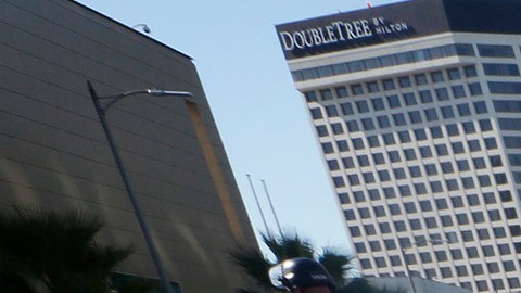Los manifestantes se tiraron sobre la calle e impidieron el tránsito vehicular frente al edificio federal en el centro de Los Ángeles. /AURELIA VENTURA