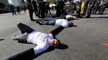 Los manifestantes se tiraron sobre la calle e impidieron el tránsito vehicular frente al edificio federal en el centro de Los Ángeles. /AURELIA VENTURA