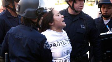 Activistas proinmigrantes protestan frente el edificio federal en el centro de Los Ángeles. (Foto Archivo)