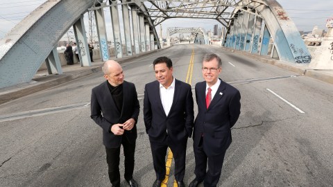 El arquitecto Michael Maltzan (izq.), el concejal José Huízar y el ingeniero de la ciudad, Garry Lee Moore, sobre el histórico puente de la Calle 6 que fue cerrado ayer antes de su demolición la próxima semana. /AURELIA VENTURA