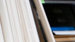 Carol Wells y la curadora de SPARC, Marietta Bernstorff, muestran algunos de los afiches alegóricos a la desaparición de los normalistas que estarán en exposición empezando el 18 de febrero. /AURELIA VENTURA