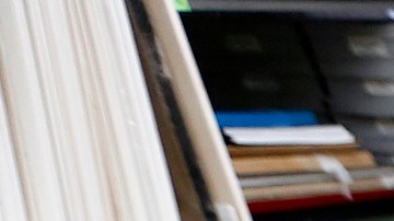 Carol Wells y la curadora de SPARC, Marietta Bernstorff, muestran algunos de los afiches alegóricos a la desaparición de los normalistas que estarán en exposición empezando el 18 de febrero. /AURELIA VENTURA