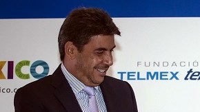 El presidente del CMB, Mauricio Sulaimán, (der.) y Arturo Elías Ayub (izq.) entregan el cinturón diamante a Saúl ‘Canelo’ Álvarez.