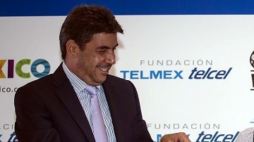 El presidente del CMB, Mauricio Sulaimán, (der.) y Arturo Elías Ayub (izq.) entregan el cinturón diamante a Saúl ‘Canelo’ Álvarez.