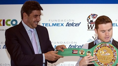 El presidente del CMB, Mauricio Sulaimán, (der.) y Arturo Elías Ayub (izq.) entregan el cinturón diamante a Saúl ‘Canelo’ Álvarez.