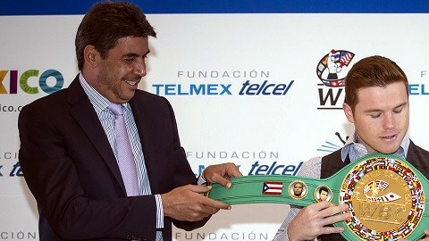 El presidente del CMB, Mauricio Sulaimán, (der.) y Arturo Elías Ayub (izq.) entregan el cinturón diamante a Saúl ‘Canelo’ Álvarez.