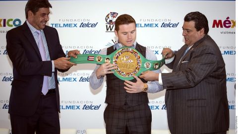 El presidente del CMB, Mauricio Sulaimán, (der.) y Arturo Elías Ayub (izq.) entregan el cinturón diamante a Saúl ‘Canelo’ Álvarez.