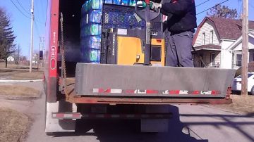 "Mission of Hope", liderada por el pastor Bobby Jackson, recibe donaciones de agua que llegan a diario en camiones a sus tres depósitos en Flint.