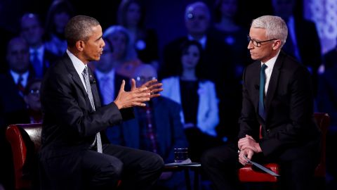 Barack Obama (i), habla con el periodista de CNN Anderson Cooper (d) durante un foro realizado en Fairfax, Virginia.