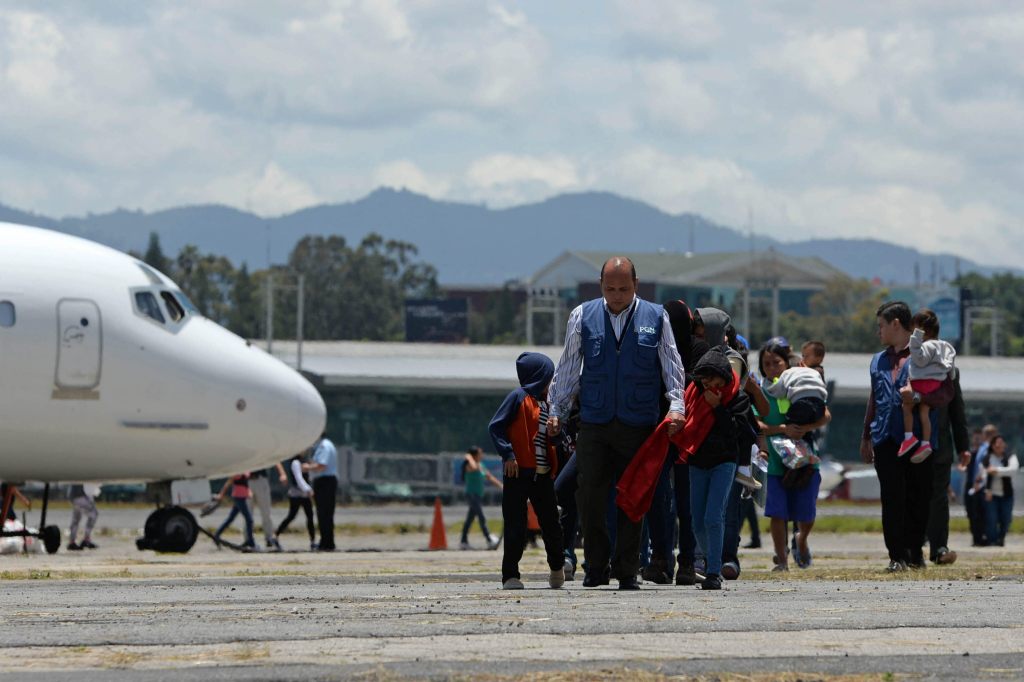 Un grupo de niños deportados de EEUU arriba a Ciudad de Guatemala.