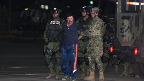 Joaquín "El Chapo" Guzmán (c) es conducido el 8 de enero de 2016, a un helicóptero de la Marina Armada, en la capital mexicana.