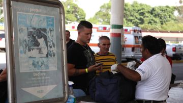 Un ciudadano cubano pasa el trámite de registro ante las autoridades migratorias de México.