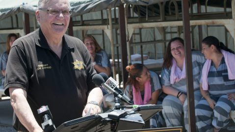 Esta foto muestra a Joe Arpaio, ex alguacil del condado de Maricopa en Arizona en 2015, celebrando los 22 años de la creación de la cárcel al aire libre llamada “la ciudad de las carpas”. La temperatura dentro de las carpas en pleno desierto de Phoenix, Arizona, a menudo superaba los 100 grados. EFE/GARY WILLIAMS