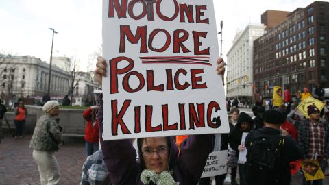 Manifestantes protestan contra el abuso policial en Cleveland.