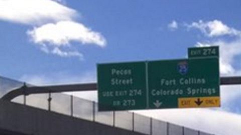 Autoridades acuden al lugar en el que se ha producido un tiroteo en Denver, Colorado.