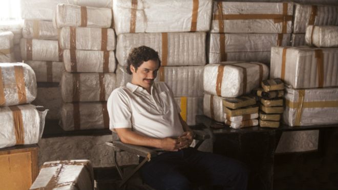 El acento brasileño del actor Wagner Moura, quien interpreta a Escobar en la serie "Narcos", no es el único detalle poco realista de la producción.