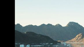 Para poder mirar desde la ventana de esta cabaña hay que viajar hasta la isla de Kulusuk, más allá de la costa de Groenlandia y justo al sur del Círculo Polar Ártico.