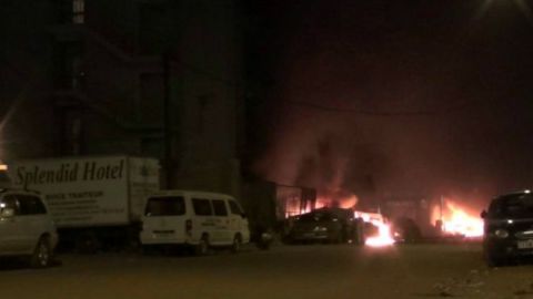 Según testigos citados por medios locales, los atacantes hicieron estallar al menos un coche antes de ingresar al edificio.