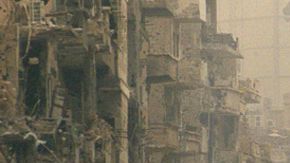 La ciudad de Deir al Zour en ruinas en una imagen de 2013. La población sitiada sufre el asedio tanto de militantes de Estado Islámico como de tropas del gobierno.