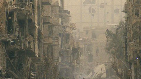 La ciudad de Deir al Zour en ruinas en una imagen de 2013. La población sitiada sufre el asedio tanto de militantes de Estado Islámico como de tropas del gobierno.