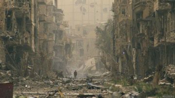 La ciudad de Deir al Zour en ruinas en una imagen de 2013. La población sitiada sufre el asedio tanto de militantes de Estado Islámico como de tropas del gobierno.