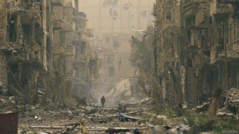La ciudad de Deir al Zour en ruinas en una imagen de 2013. La población sitiada sufre el asedio tanto de militantes de Estado Islámico como de tropas del gobierno.