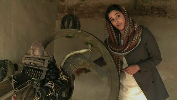 La corresponsal de la BBC en Pakistán, Iram Abbasi, al lado de la podadora con la que el menor sacrificó su mano. 