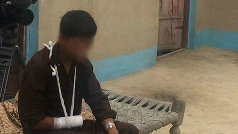 El joven cuando conversaba con la periodista de la BBC, Iram Abbasi.