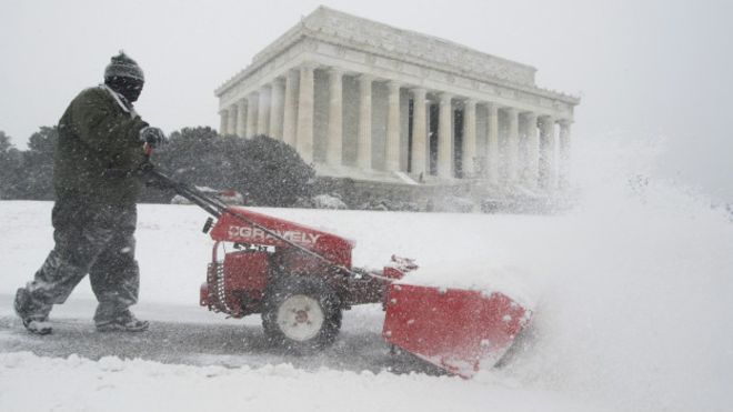 Un trabajador limpia la nieva cerca del Lincoln Memorial de Washington.