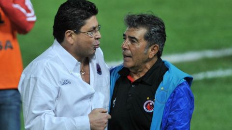 Fidel Kuri, presidente y dueño de los Tiburones Rojos del Veracruz y el técnico del equipo, Carlos Reinoso. Foto: Mexsport.