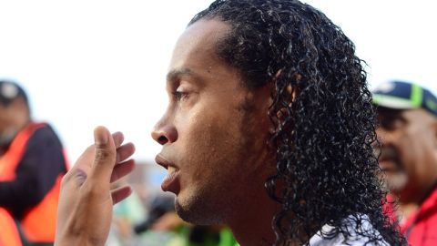 Ronaldinho Gaúcho sigue dando de qué hablar mientras llega el final de su carrera.