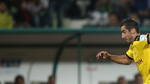 Marco Fabián en un amistoso del Eintracht Frankfurt frente al Borussia Dortmund.