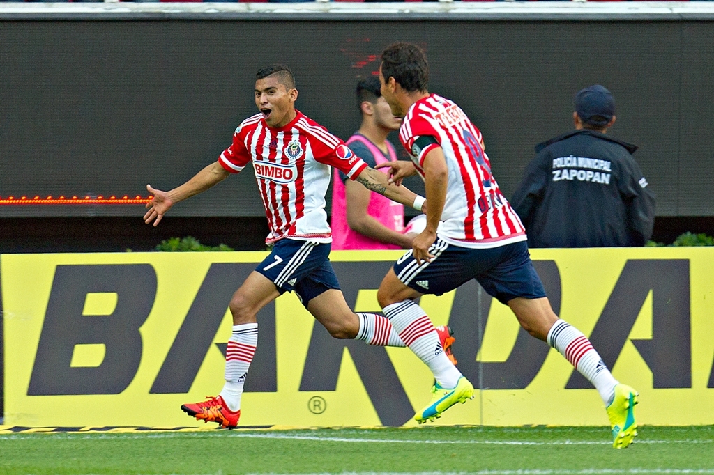 Orbelín Pineda (izq.) festeja el gol que abrió el marcador en el partido ante Tigres.