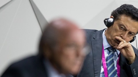 Alfredo Hawit entre dos personajes cuestionados en el futbol mundial: Joseph Blatter y Michel Platini.